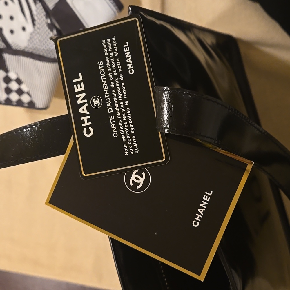 CHANEL PATENT LEATHER TOTE - Picture 12 of 17
